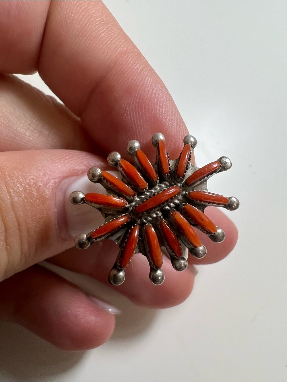 VTG Native American Zuni sterling silver ring featuring coral needlepoint - Picture 7 of 16